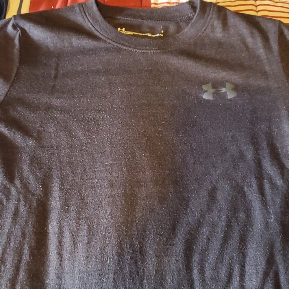 Boys sz7 UA tshirt
